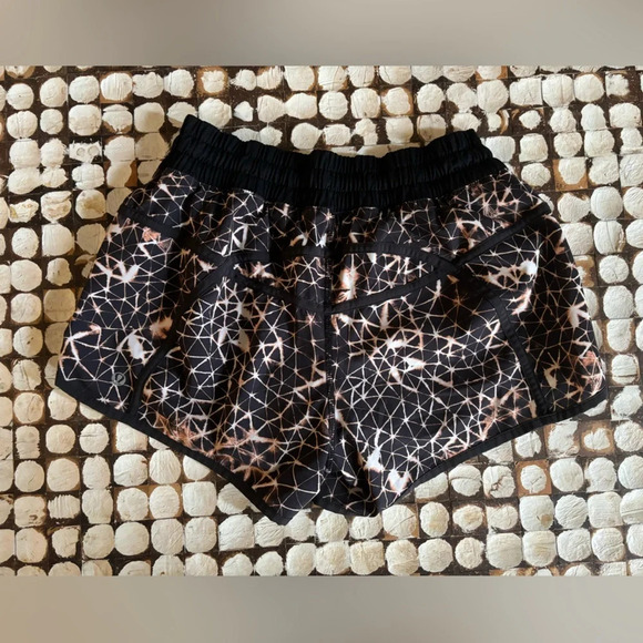 Lululemon starburst tracker shorts sz 6 - Picture 2 of 4